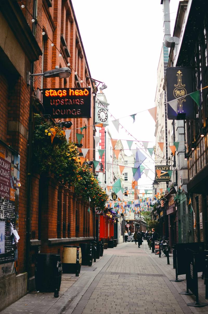 Calle del centro de Dublín con banderines de colores y pubs