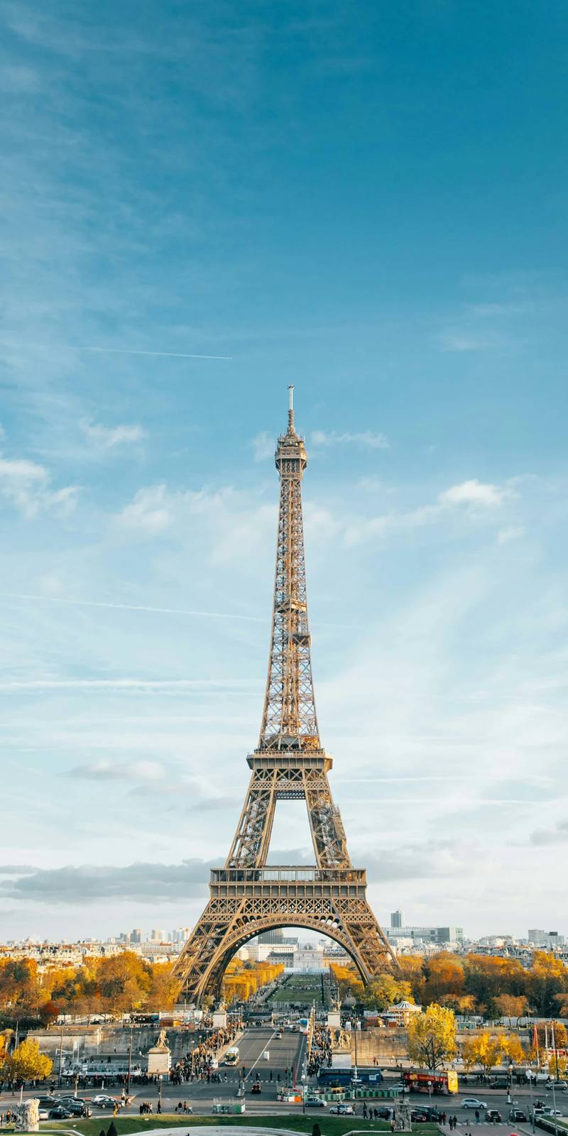 La torre Eiffel de París bajo un cielo azul