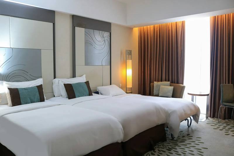 Habitación de hotel con varias camas