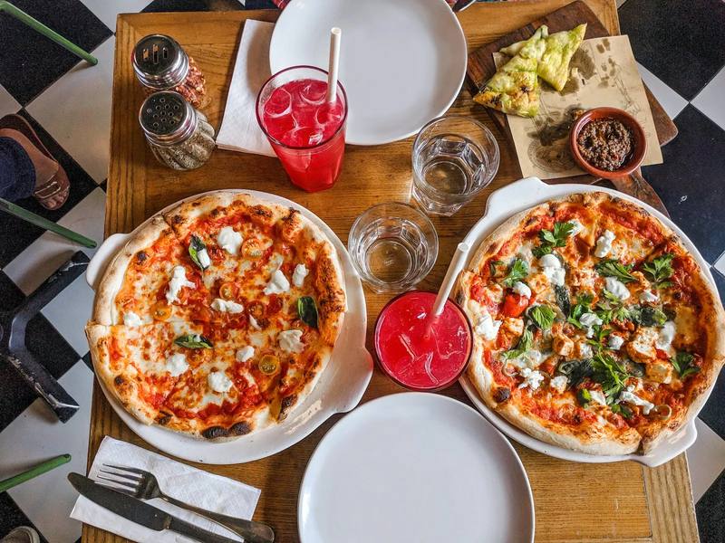 Mesa con pizzas y refrescos para compartir