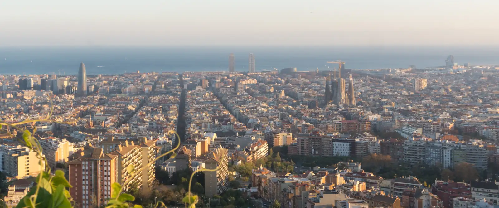 Barcelona vista desde los Búnkers del Carmel, con el Eixample, la Sagrada Família y el mar al fondo