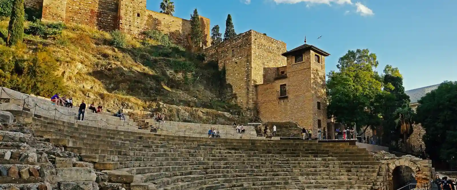 El Teatro Romano de Málaga con la Alcazaba encima, a la luz de la tarde