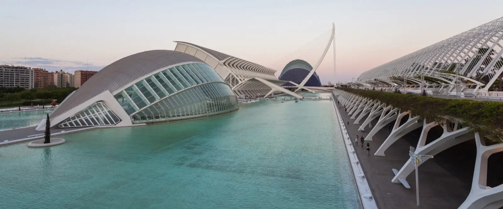 La Ciutat de les Arts i les Ciències de Valencia al atardecer, con el Hemisfèric junto al estanque