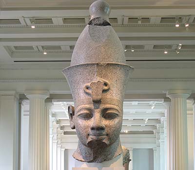 Cabeza de Amenhotep III en Viajes a Londres para Estudiantes